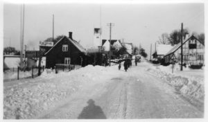 Foto af Karrebæk Kirke og Mølle, sandsynligvis omkring 1950